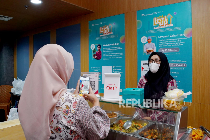 Pengunjung melakukan pembayaran di salah satu merchant food & beverages BSI di Jakarta, Senin (10/6/2024). 
