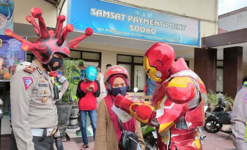 Ketika Iron Man Menindak Pelanggar Lalu Lintas di Mojokerto