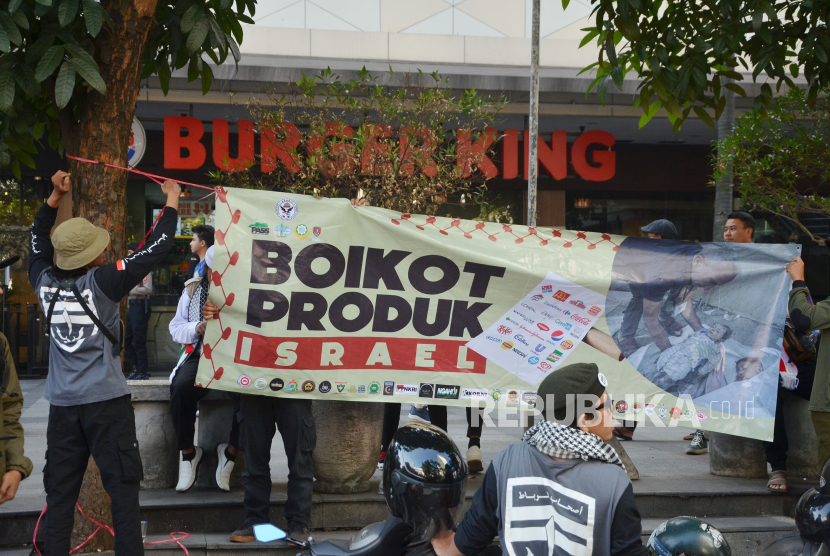 Massa membentangkan spanduk boikot produk Israel saat aksi bela Palestina dan launching gerakan boikot Israel dari Bandung untuk Palestina, yang digelar Aliansi Bela Palestina Boikot Israel (Ababil) di Kota Bandung, Jawa Barat, Sabtu (13/7/2024). Dalam aksi tersebut dilakukan pemasangan dan pembentangan spanduk di depan gerai-gerai yang terafiliasi pro Israel.