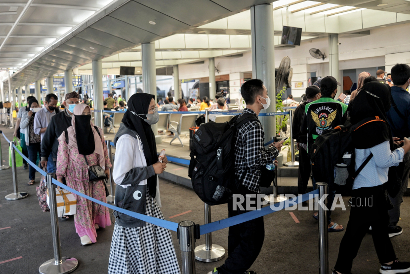 Calon penumpang mengantre untuk mendapatkan layanan rapid test antigen di Stasiun Pasar Senen, Jakarta, Jumat (24/12). Harga tes antigen di stasiun per 1 Januari turun menjadi rp 35 ribu.