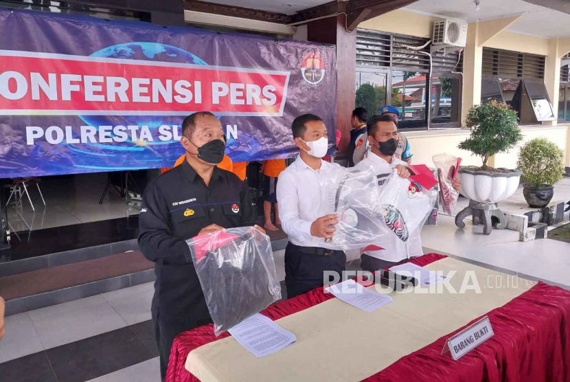 Polisi menunjukan barang bukti kasus penganiayaan terhadap pengendara motor di Jalan Damai, Ngaglik, Sleman, Senin (27/3/2023). 