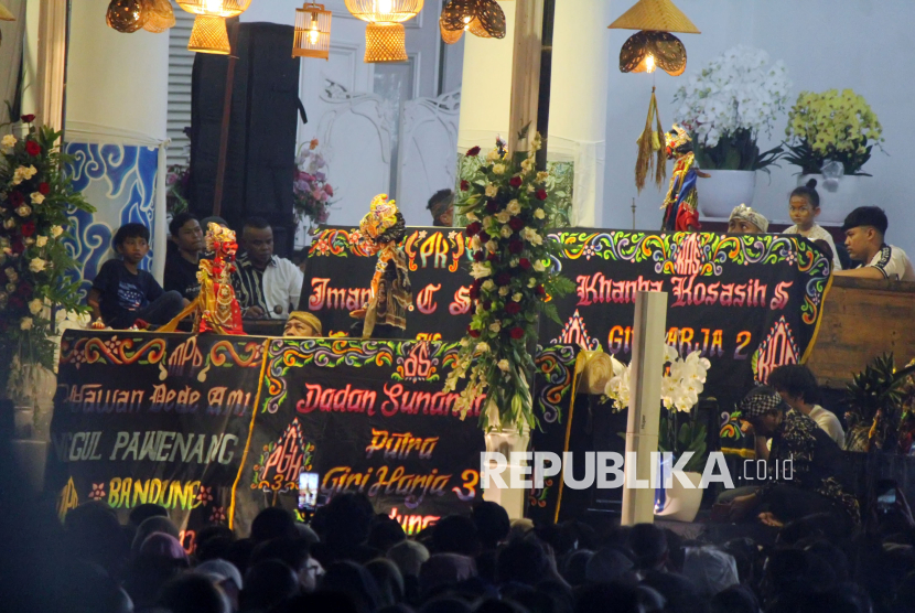 Pertunjukan wayang golek saat acara Abdi Nagri Nganjang ka Warga di Gedung Pakuan, Kota Bandung (Ilustrasi)