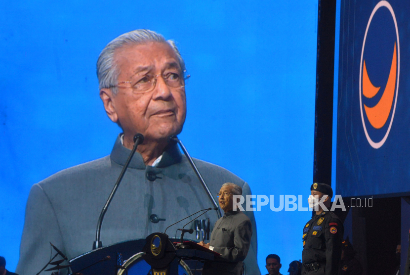 Mantan Perdana Menteri Malaysia Mahathir Mohamad memberikan kuliah umum dalam Rakernas Partai Nasdem  di Jakarta Convention Center (JCC) Senayan, Jakarta, Jumat (17/6/2022). Dalam kesempatan tersebut Mahathir membicarakan soal kepemimpinan nasional, yang salah satunya adalah seorang pemimpin harus memperhatikan rakyat.