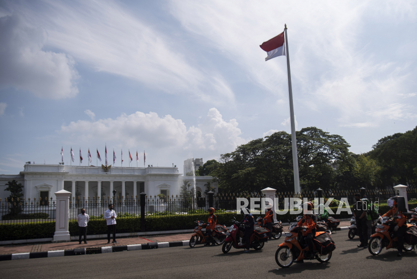 Distribusi bantuan sosial (bansos) sembako.