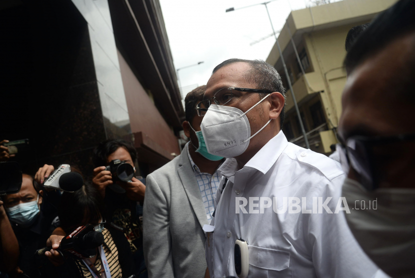 Pegiat media sosial Ferdinand Hutahean tiba di Bareskrim Polri, Jakarta, Senin (10/1), untuk menjalani pemeriksaan. 