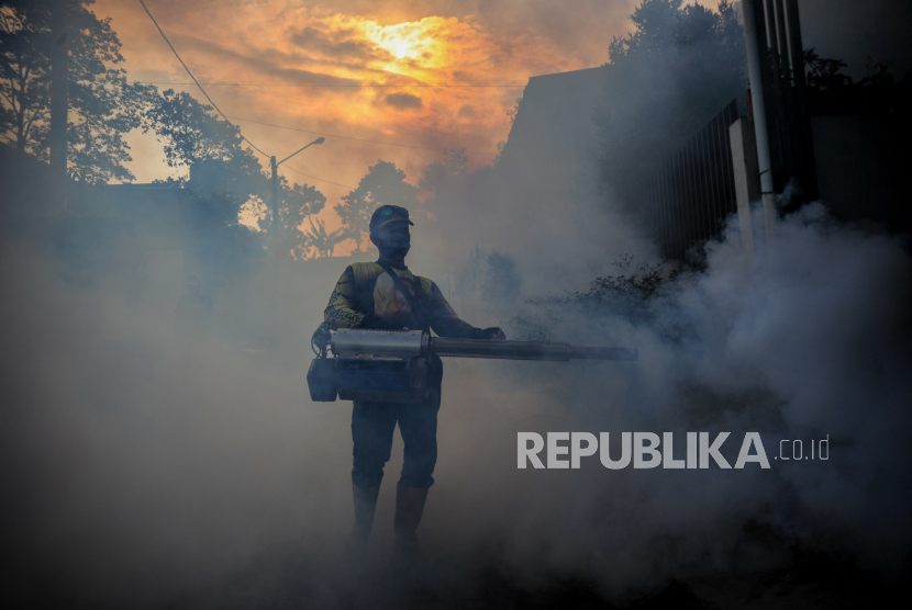 Petugas melakukan pengasapan (fogging) di lingkungan Perumahan Grand Cinunuk, Kabupaten Bandung, Jawa Barat, Sabtu (25/7/2020). Pengasapan tersebut dilakukan sebagai salah satu usaha antisipasi penyebaran penyakit demam berdarah dengue (DBD) di Jawa Barat yang menjadi provinsi dengan kasus DBD terbanyak mencapai 10.772 kasus per Juli 2020. ANTARA FOTO/Raisan Al Farisi/wsj.