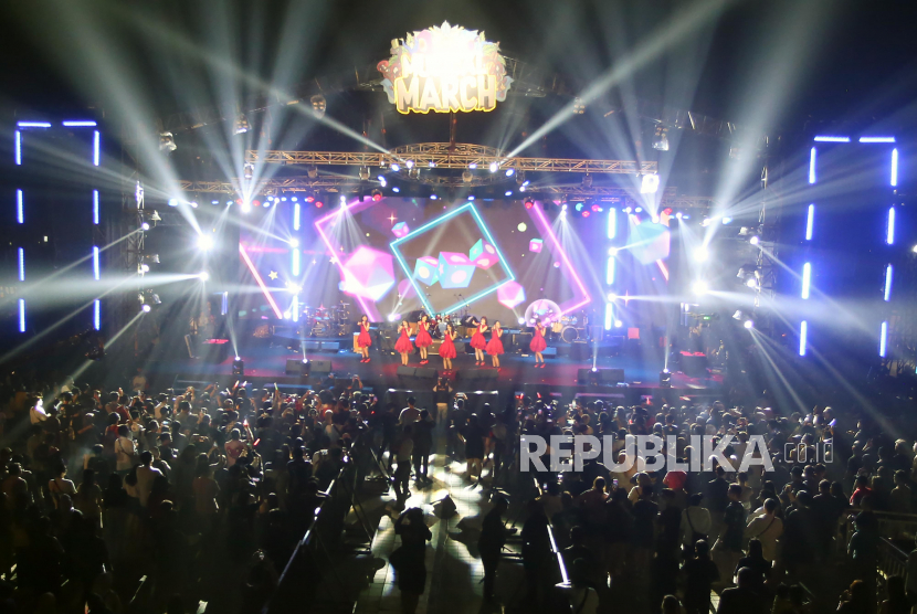 Group musik JKT48 saat tampil di konser WJF 2023.