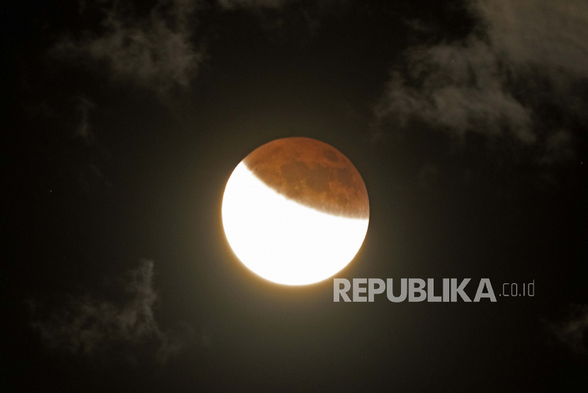 Ilustrasi. Bulan terlihat muncul dari gerhana bulan penuh, Ahad, 15 Mei 2022, dekat Moskow, Idaho. Warna jingga bulan disebabkan oleh bulan yang masuk ke dalam bayangan bumi. Warga NTB Bisa Melihat Gerhana Bulan pada 8 November 2022