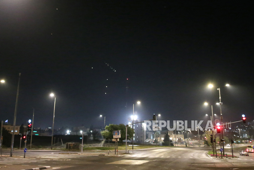 Ledakan terlihat di langit Yerusalem, menyusul serangan dari Iran, Ahad (14/4/2024). Iran melancarkan serangan militer langsung pertamanya terhadap Israel pada hari Sabtu. Militer Israel mengatakan Iran menembakkan lebih dari 100 drone pembawa bom ke arah Israel. Beberapa jam kemudian, Iran mengumumkan bahwa mereka juga telah meluncurkan rudal balistik yang jauh lebih merusak.