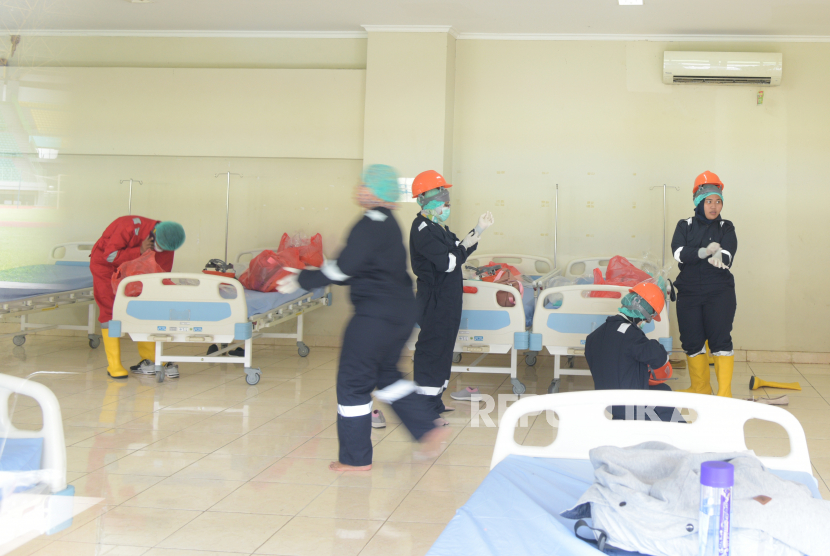 Petugas medis bersiap mengenakan Alat Pelindung Diri (APD) sebelum melaksanakan rapid test covid-19,  di stadion Patriot Candrabhaga kota Bekasi, Jawa Barat, Kamis (26/3/2020). ANTARAFOTO/Paramayuda/hp