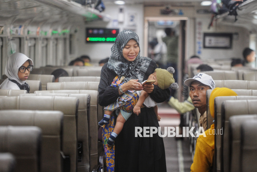 Sejumlah pemudik kereta api jarak jauh berada di dalam kereta di Stasiun Pasar Senen, Jakarta, Ahad (23/3/2025). Kondisi stasiun Pasar Senen saat ini terlihat lebih ramai terutama di area tunggu yang dipenuhi pemudik dengan membawa koper dan bungkusan kardus yang siap dibawa pulang ke kampung halaman. Sepekan menjelang Idul Fitri, Sejumlah warga memilih mudik lebih awal untuk menghindari kepadatan penumpang dan kesulitan mendapatkan tiket kereta pada arus mudik 2025. Selain itu pemudik memilih untuk pulang lebih awal agar dapat menghabiskan waktu lebih lama di kampung halaman.