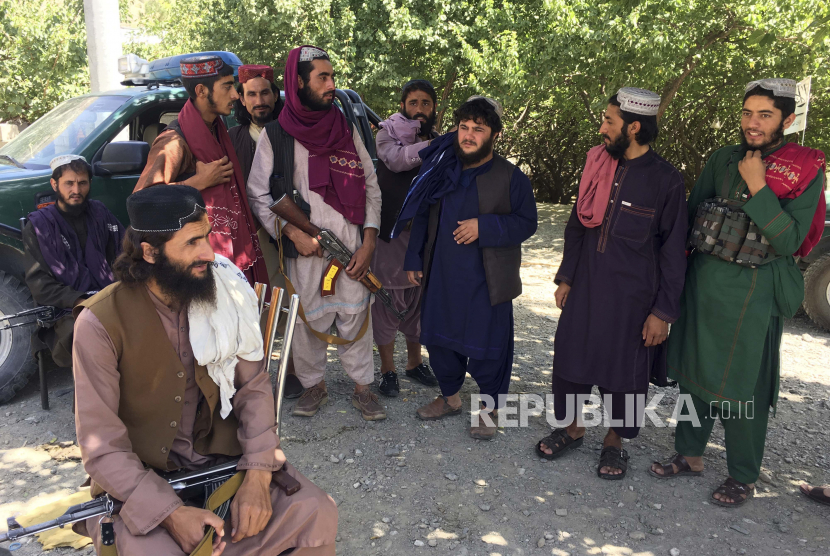 Tentara Taliban berpose untuk foto di provinsi Panjshir timur laut Afghanistan, Rabu, 8 September 2021