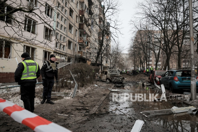 Petugas polisi berdiri di lokasi bangunan tempat tinggal yang rusak akibat serangan rudal di Kyiv (Kiev), Ukraina, 13 Desember 2023, di tengah invasi Rusia. 