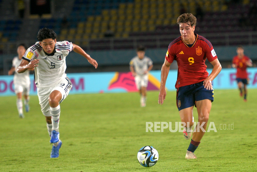 Penyerang Timnas U17 Spanyol, Marc Guiu mencoba melewati bek tengah Timnas U17 Jepang Kotaro Honda pada pertandingan babak 16 besar Piala Dunia U17 2023 di Stadion Manahan, Surakarta, Jawa Tengah, Senin (20/11/2023). Pada pertandingan ini Spanyol berhasil mengalahkan Jepang dengan skor 2-1.