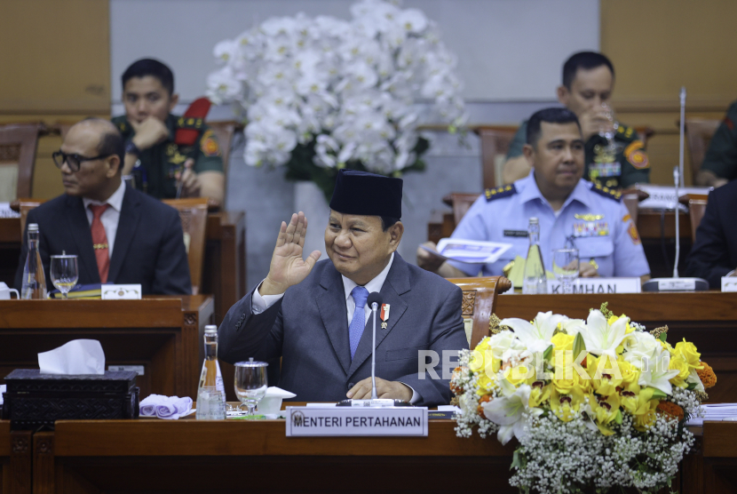 Menteri Pertahanan yang juga Presiden terpilih Prabowo Subianto saat mengikuti rapat kerja dengan Komisi I DPR di Kompleks Parlemen, Senayan, Jakarta, Rabu (25/9/2024).