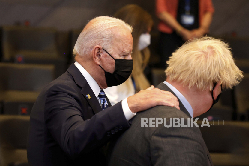 Presiden AS Joe Biden, kiri, berbicara dengan Perdana Menteri Inggris Boris Johnson selama sesi pleno pada KTT NATO di Brussels, Senin, 14 Juni 2021. Biden pada Kamis (7/7/2022) mengatakan, Washington berharap dapat meningkatkan kerja sama yang lebih erat dengan pemerintah Inggris.