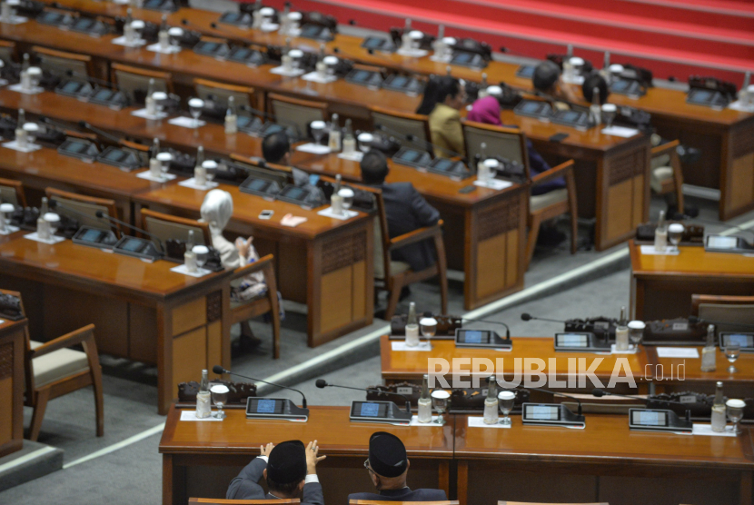 Anggota DPR mengikuti rapat paripurna ke-18 masa persidangan V tahun sidang 2023-2024 di kompleks Parlemen, Jakarta, Selasa (28/5/2024). Rapat paripurna yang dihadiri 125 anggota dewan dan 165 anggota izin total 290 orang dari 575 anggota DPR tersebut digelar dengan agenda Penyampaian Pandangan Fraksi Atas Kerangka Ekonomi Makro dan Pokok-Pokok Kebijakan Fiskal (KEM & PPKF) RAPBN TA 2025 dan Pendapat Fraksi-fraksi terhadap 4 (empat) RUU Usul Inisiatif Badan Legislasi DPR dilanjutkan dengan pengambilan keputusan.