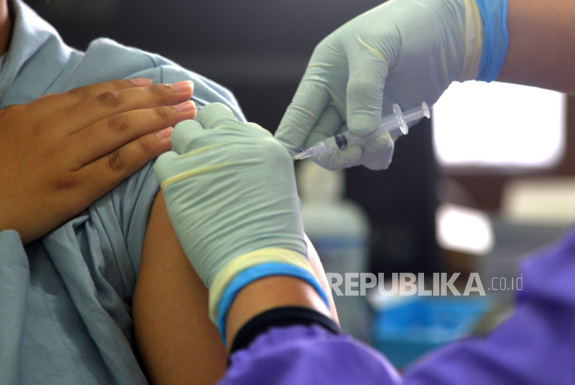 Mahasiswa baru mengikuti vaksinasi Covid-19 booster di Gajahmada Medical Center (GMC), Yogyakarta, Rabu (27/7/2022). UGM mewajibkan mahasiswa baru sudah vaksin Covid-19 untuk mengikuti Pelatihan Pembelajaran Sukses Mahasiswa Baru (PPSMB). Untuk itu kampus membuka layanan vaksinasi Covid-19 bagi mahasiswa baru di RSA UGM dan GMC.