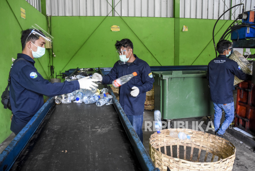 Petugas memilah sampah plastik untuk didaur ulang di Pusat Daur Ulang (ilustrasi). 