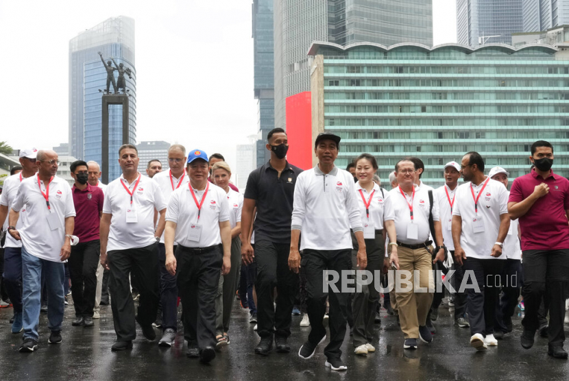  Presiden Joko Widodo (tengah) berjalan bersama para pejabat saat Kick Off ASEAN Indonesia 2023 di Jakarta, Ahad (29/1/2023). Indonesia akan memimpin Perhimpunan Bangsa Bangsa Asia Tenggara, ASEAN, untuk tahun 2023.