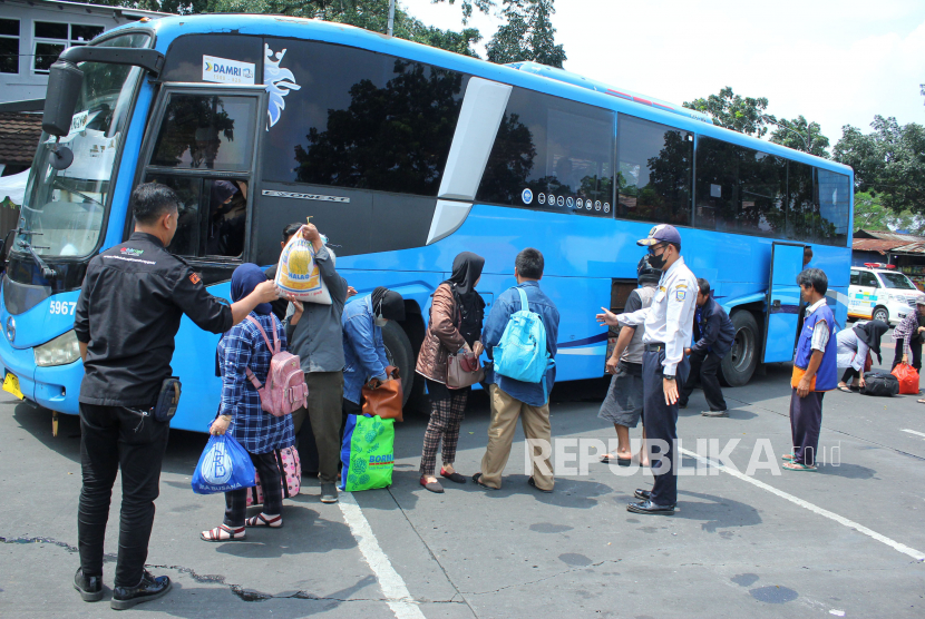 Pemudik di Terminal Cicaheum, Bandung, Jawa Barat (ilustrasi). Jumlah pemudiik Lebaran di Terminal Cicaheum pada tahun ini naik 30 persen dibandingkan 2022.
