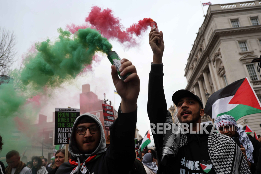 Pengunjuk rasa pro-Palestina memegang bom asap, (ilustrasi)