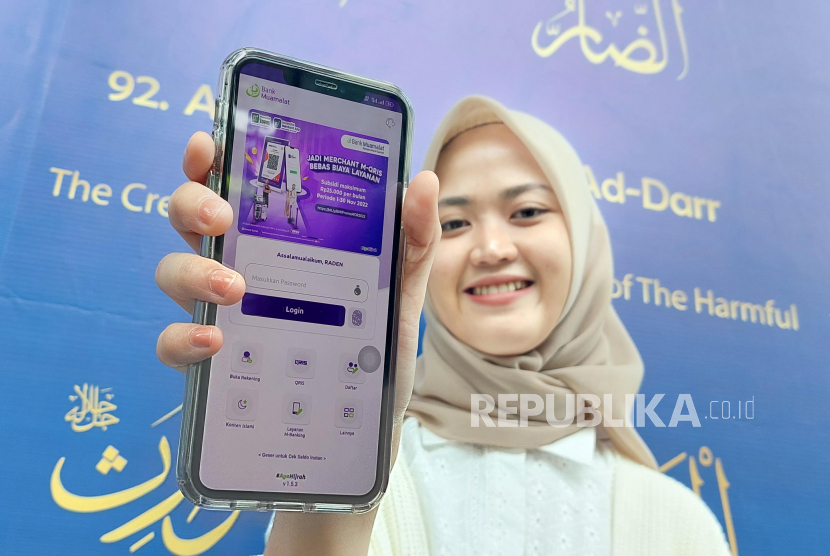 Pekerja menunjukkan aplikasi Bank Muamalat saat peluncuran fitur pembukaan rekening online di Jakarta. Tak hanya fokus di peningkatan teknologi digital, Muamalat juga gandeng seluruh lembaga pendidikan di Indonesia lewat program Geulis Muamalat Institute. 