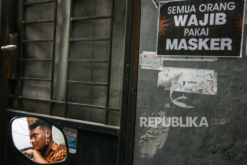 Refleksi warga beraktivitas di luar ruang tanpa mengenakan masker di Jakarta. Pemprov DKI Jakarta menjatuhkan sanksi sosial dan denda ke pelanggar protokol kesehatan Covid-19.