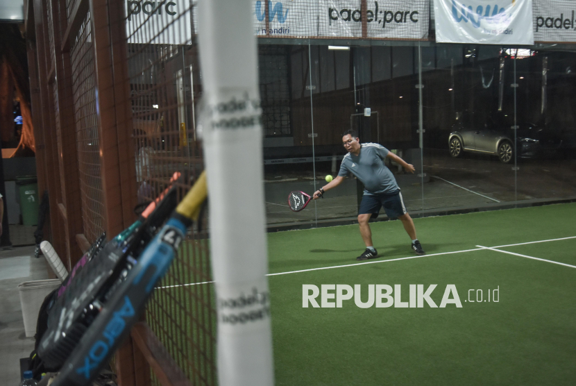 Warga berolahraga padel di Lapangan Padel Parc, MT Haryono, Jakarta Selatan, Kamis (3/7/2025). Pemprov DKI Jakarta menetapkan olahraga padel sebagai salah satu objek Pajak Barang dan Jasa Tertentu (PBJT) dengan tarif 10 persen, keputusan ini tertuang dalam Keputusan Kepala Badan Pendapatan Daerah (Bapenda) DKI Jakarta Nomor 257 Tahun 2025. 