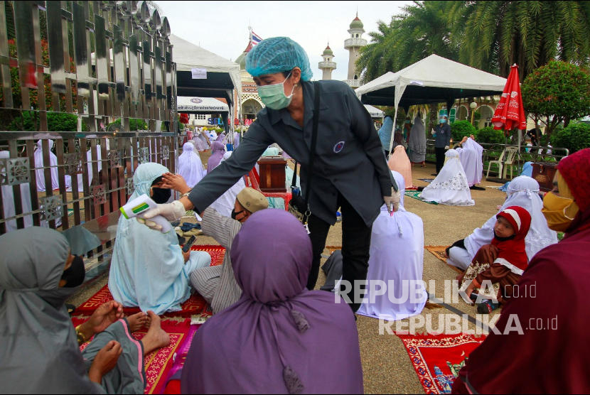 Muslim Pattani Thailand, menjalankan ibadah Shalat Id di sebuah masjid di Provinsi Pattani, Thailand Selatan.
