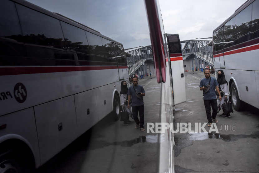 Sejumlah calon penumpang berjalan menuju bus di Terminal Leuwipanjang, Kota Bandung, Kamis (21/4/2022). Walkot Bandung Yana Mulyana menjanjikan seluruh infrastruktur siap hadapi pemudik.