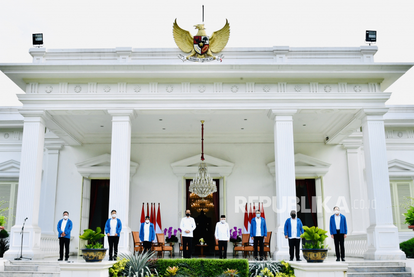 Presiden Joko Widodo dan enam menteri baru hasil reshuffle. Keenam menteri baru tiba mengenakan jaket berwarna biru.