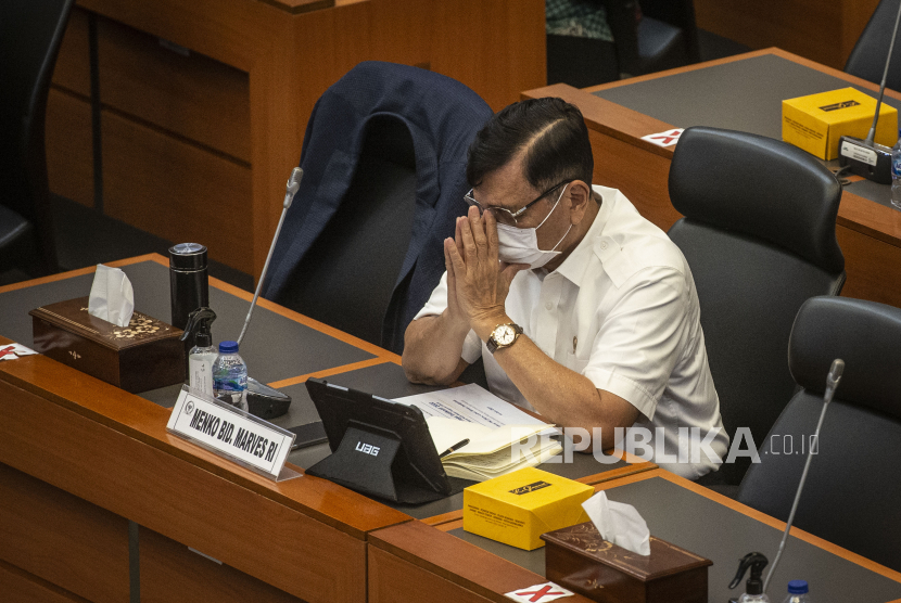 Menko Marves Luhut Binsar Pandjaitan mengikuti rapat kerja dengan Badan Anggaran DPR di Kompleks Parlemen, Senayan, Jakarta, Senin (14/6/2021). Rapat tersebut membahas Rencana Kerja Anggaran Kementerian/Lembaga (RKA K/L) dalam RAPBN Tahun Anggaran 2022 dan rencana kerja Kementerian/Lembaga (K/L) tahun 2022. 