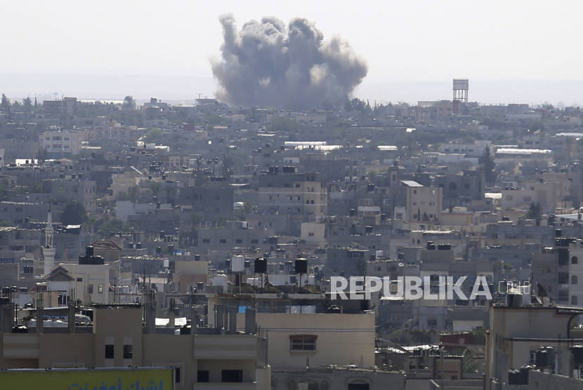Smoke rises following an Israeli airstrike in Rafah, Gaza Strip, Saturday, Oct. 14, 2023.  