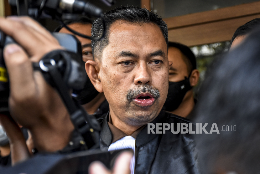 Kepala Kejaksaan Tinggi (Kajati) Jawa Barat Asep N Mulyana memberikan keterangan pers usai sidang tuntutan kasus pemerkosaan terhadap 13 santri dengan terdakwa Herry Wirawan di Pengadilan Negeri (PN) Kelas IA Bandung.