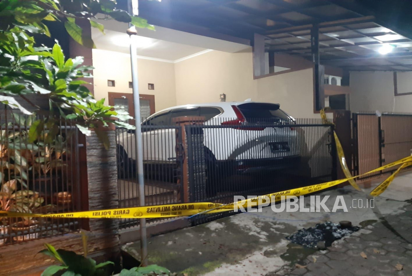 Garis polisi terpasang di rumah mantan ketua Komisi Yudisial (KY) Jaja Ahmad Jayus di Kompleks GBA, Bojongsoang, Kabupaten Bandung, Jawa Barat, Selasa (28/3/2023). Korban diduga dibacok dan saat ini dirawat di Rumah Sakit Mayapada. 