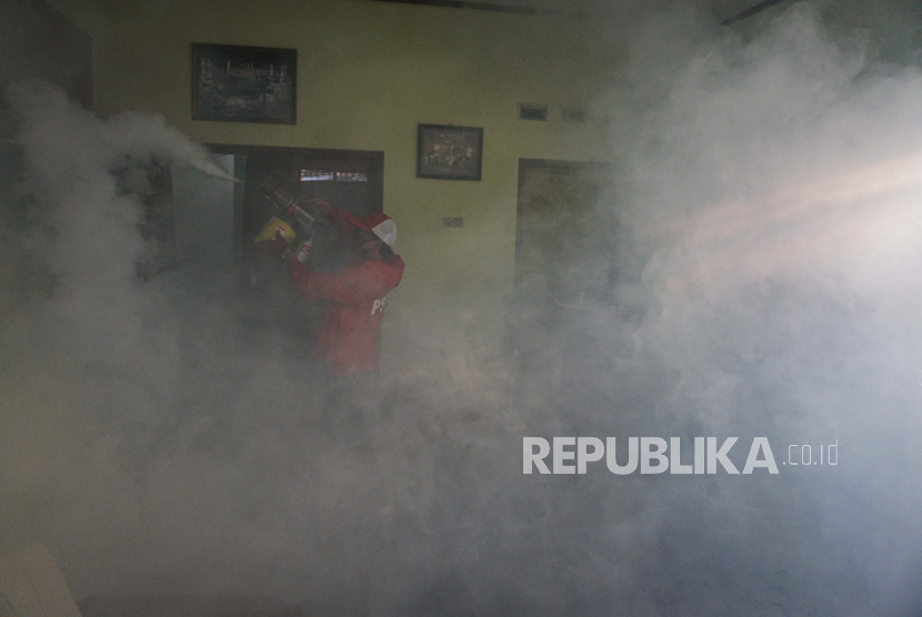 [Ilustrasi] Relawan melakukan pengasapan atau fogging untuk mencegah wabah penyakit Demam Berdarah Dengue (DBD).