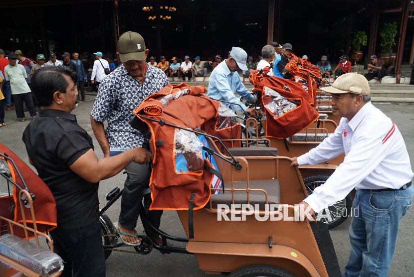 Ratusan Tukang Becak Lansia Ikuti Pelatihan Mengemudi Becak Listrik