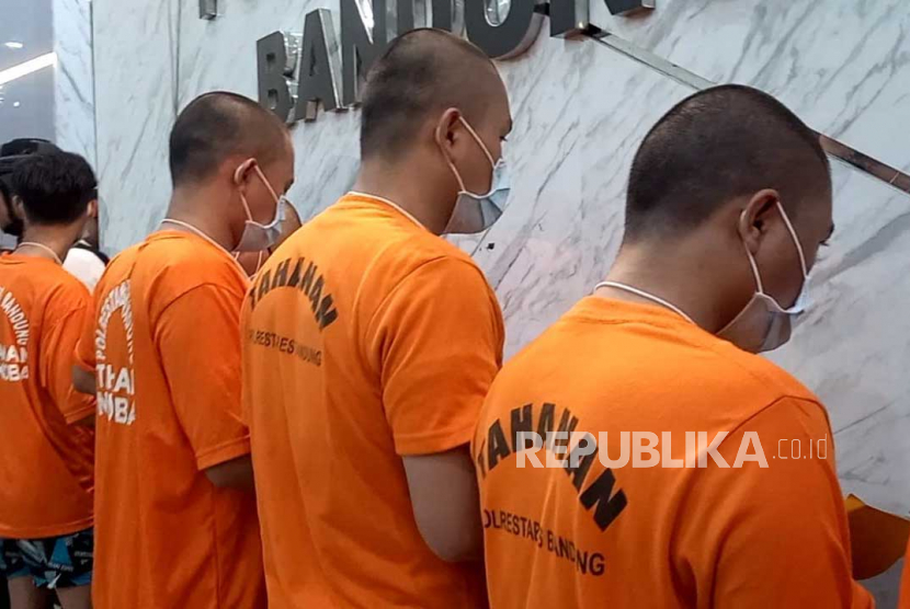 Tersangka pengedar narkotika yang diamankan Polrestabes Bandung diperlihatkan di Markas Polrestabes Bandung, Kota Bandung, Jawa Barat, Jumat (12/5/2023). 