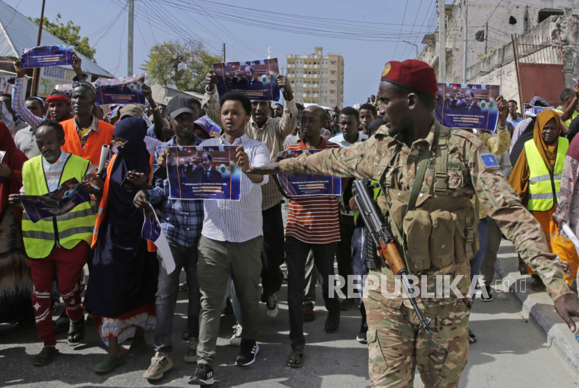 Seorang tentara Somalia mengendalikan massa saat ribuan orang menghadiri unjuk rasa di Mogadishu, Somalia, Rabu (3/1/2024). 