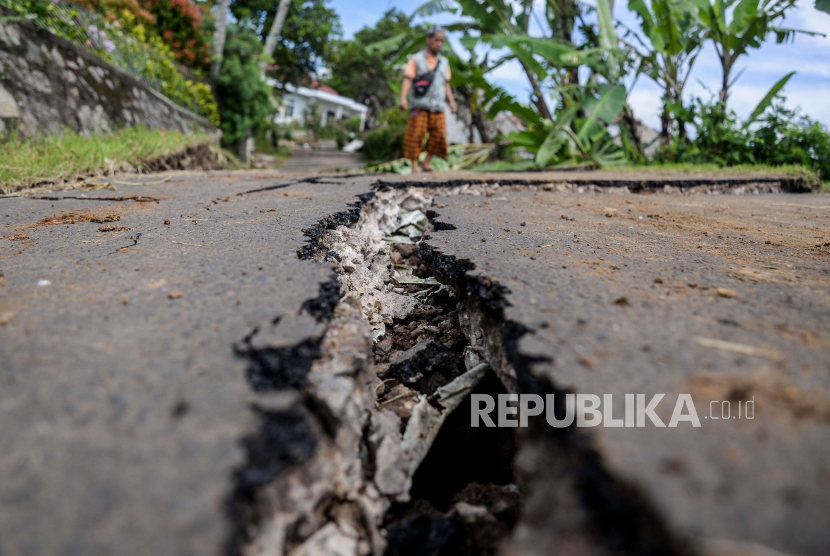 Kondisi jalan yang rusak di Kabupaten Cianjur.