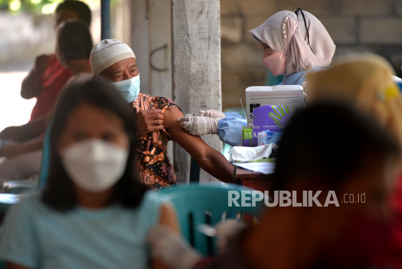 Warga mengikuti vaksinasi Covid-19 (ilustrasi). Satgas Penanganan Covid-19 Provinsi Bali melaporkan hingga Selasa (5/4/2022) tercatat cakupan vaksinasi penguat di daerah setempat 54,37 persen.