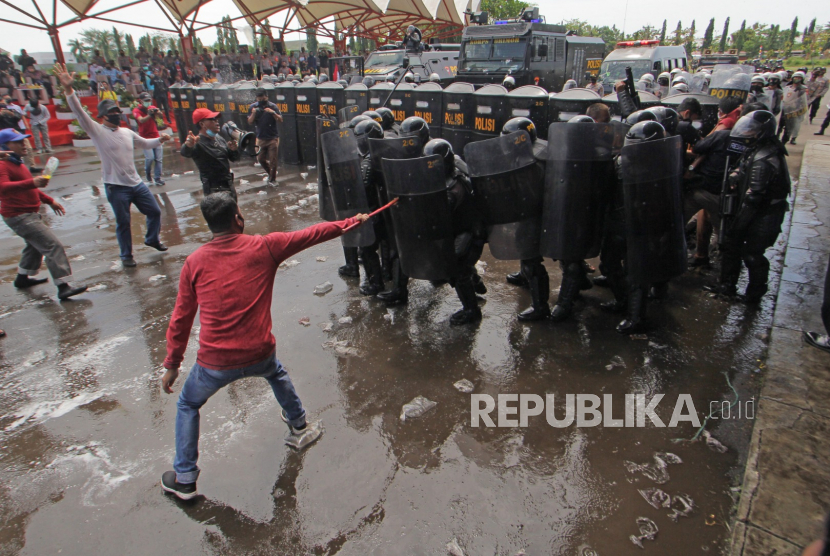 Sejumlah personel kepolisian berusaha mengamankan aksi unjuk rasa saat simulasi pilkada di Indramayu, Jawa Barat, Kamis (3/8/2020). Kegiatan simulasi tersebut untuk mengamankan jalannya Pemilihan Kepala Daerah (Pilkada) 2020 yang digelar pada 9 Desember.