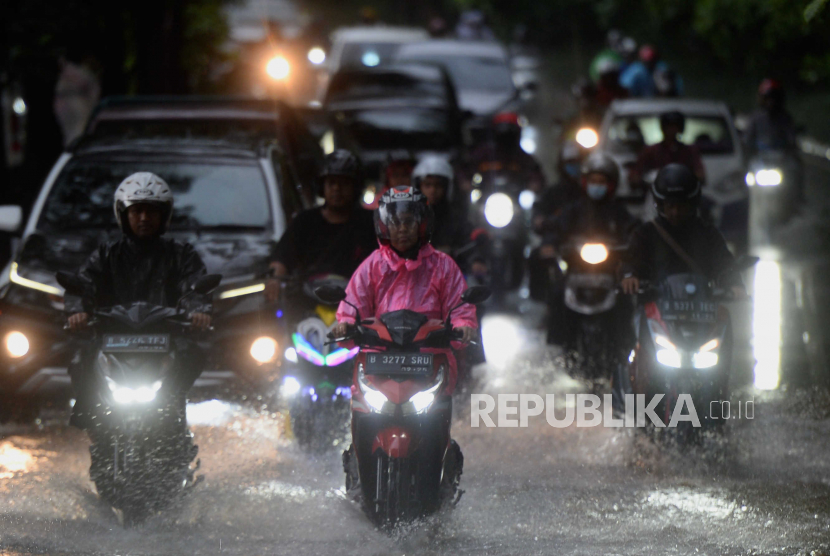 Sejumlah pengendara melewati genangan air (ilustrasi). BMKG memprediksi sejumlah daerah di Indonesia diguyur hujan lebat pada hari ini.