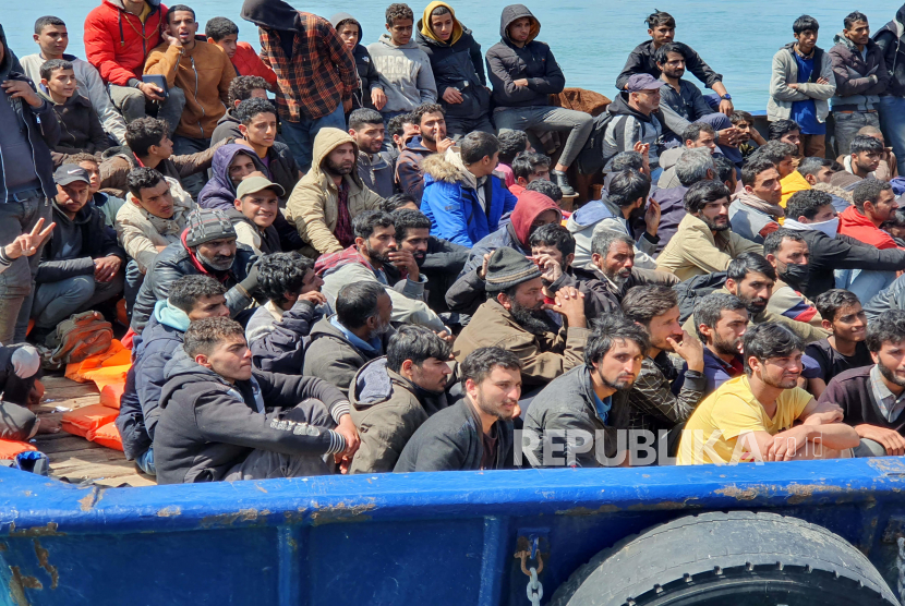Jumlah korban meninggal akibat tenggelamnya kapal nelayan yang disesaki migran di lepas pantai barat daya Yunani mencapai 79 jiwa.