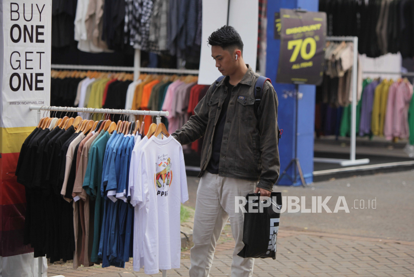 Pengunjung melihat pakaian di salah satu stan saat Jakarta Clothing Expo (JakCloth), (ilustrasi)