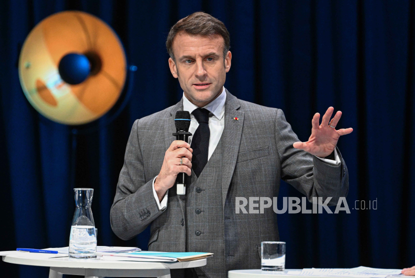 Presiden Prancis Emmanuel Macron menyampaikan pidato pada konferensi Prancis tentang ekonomi maritim edisi ke-18, di Nantes, Prancis barat, (28/11/2023).