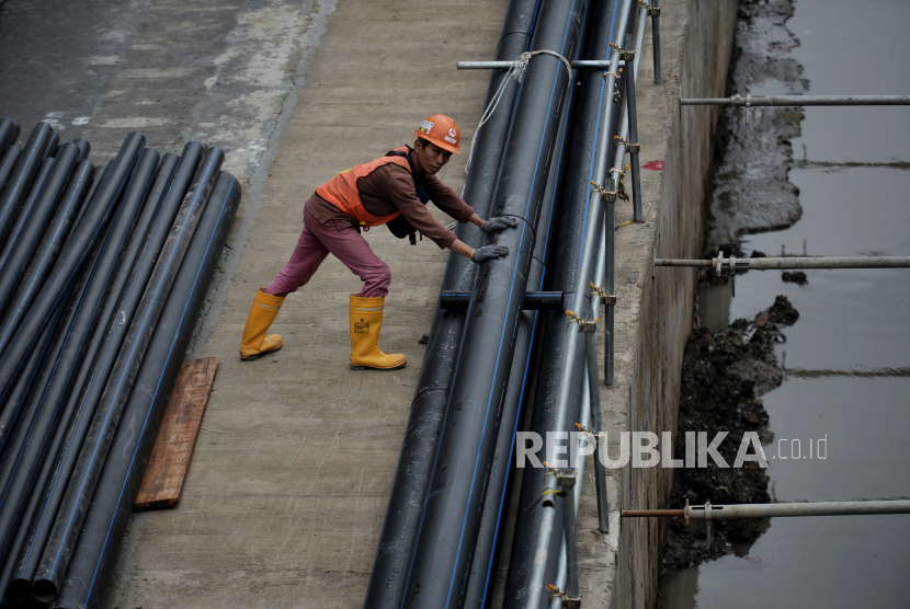 Pekerja beraktivitas di area proyek pembangunan MRT Jakarta.