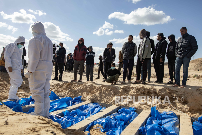 Persiapan pemakaman massal jenazah korban serangan Israel di kamp Rafah, selatan Jalur Gaza, Selasa (30/1/2024). UNRWA berisiko tidak bisa melanjutkan pemberian bantuan kepada pengungsi Palestina.