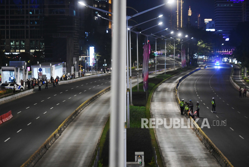 Petugas berjaga di Jalan Jenderal Sudirman saat penutupan jalan di kawasan Senayan, Jakarta, Rabu (6/9/2023) malam. Dishub DKI mengeklaim terjadi penurunan volume kendaraan saat KTT ASEAN.